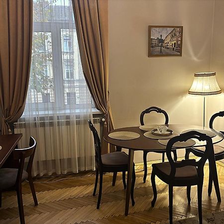 Glorious Apartment Near The Old City Lviv Buitenkant foto